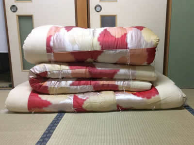大阪市東住吉区内のHさんの場合です。25年前の婚礼布団です。